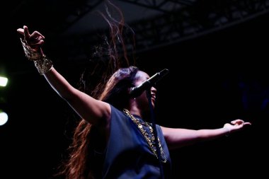 31 Ağustos 2025, New York, ABD: Brezilyalı şarkıcı İza, Central Park 'taki bir Citi parkının yaz sahnesinde canlı performans sergiliyor (niyi fote / thews2)