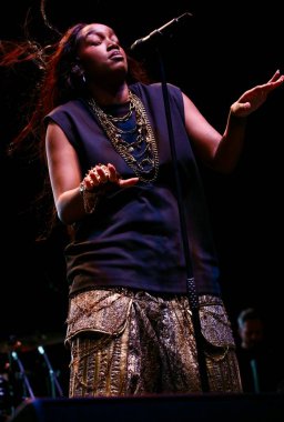 31 Ağustos 2025, New York, ABD: Brezilyalı şarkıcı İza, Central Park 'taki bir Citi parkının yaz sahnesinde canlı performans sergiliyor (niyi fote / thews2)