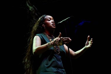 31 Ağustos 2025, New York, ABD: Brezilyalı şarkıcı İza, Central Park 'taki bir Citi parkının yaz sahnesinde canlı performans sergiliyor (niyi fote / thews2)