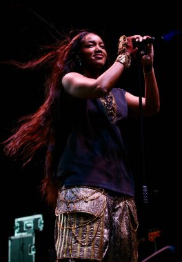 31 Ağustos 2025, New York, ABD: Brezilyalı şarkıcı İza, Central Park 'taki bir Citi parkının yaz sahnesinde canlı performans sergiliyor (niyi fote / thews2)