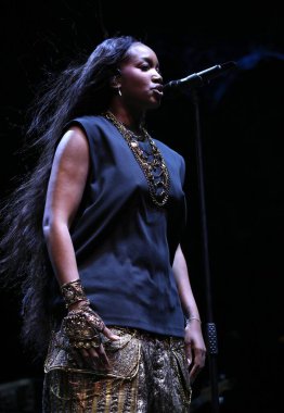 31 Ağustos 2025, New York, ABD: Brezilyalı şarkıcı İza, Central Park 'taki bir Citi parkının yaz sahnesinde canlı performans sergiliyor (niyi fote / thews2)