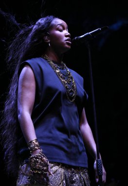 31 Ağustos 2025, New York, ABD: Brezilyalı şarkıcı İza, Central Park 'taki bir Citi parkının yaz sahnesinde canlı performans sergiliyor (niyi fote / thews2)