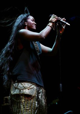 31 Ağustos 2025, New York, ABD: Brezilyalı şarkıcı İza, Central Park 'taki bir Citi parkının yaz sahnesinde canlı performans sergiliyor (niyi fote / thews2)