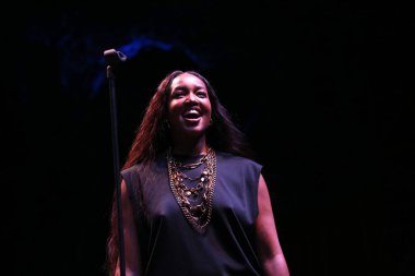 31 Ağustos 2025, New York, ABD: Brezilyalı şarkıcı İza, Central Park 'taki bir Citi parkının yaz sahnesinde canlı performans sergiliyor (niyi fote / thews2)