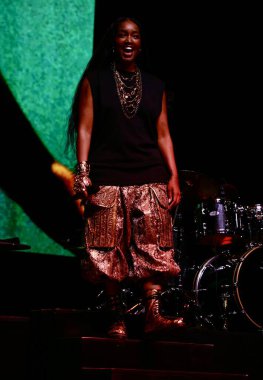 31 Ağustos 2025, New York, ABD: Brezilyalı şarkıcı İza, Central Park 'taki bir Citi parkının yaz sahnesinde canlı performans sergiliyor (niyi fote / thews2)