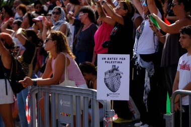 Barselona (ESP), İspanya 31 Ağustos 2025 - Halk, şimdiye kadar Filistin halkı ile dayanışma içinde deniz tarafından düzenlenen en büyük uluslararası sivil eylem olan Küresel Sumud Filosunun gidişini izliyor