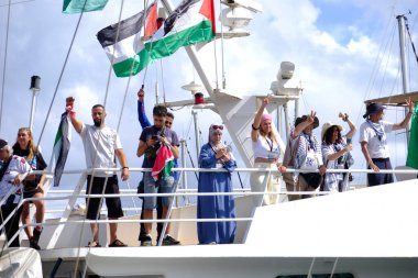 Barselona (ESP), İspanya 31 Ağustos 2025 - Halk, şimdiye kadar Filistin halkı ile dayanışma içinde deniz tarafından düzenlenen en büyük uluslararası sivil eylem olan Küresel Sumud Filosunun gidişini izliyor