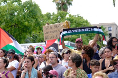 Barselona (ESP), İspanya 31 Ağustos 2025 - Halk, şimdiye kadar Filistin halkı ile dayanışma içinde deniz tarafından düzenlenen en büyük uluslararası sivil eylem olan Küresel Sumud Filosunun gidişini izliyor