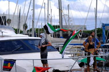 Barselona (ESP), İspanya 31 Ağustos 2025 - Halk, şimdiye kadar Filistin halkı ile dayanışma içinde deniz tarafından düzenlenen en büyük uluslararası sivil eylem olan Küresel Sumud Filosunun gidişini izliyor