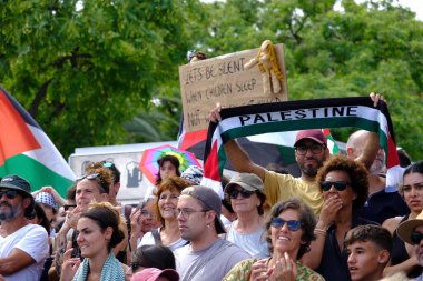 Barselona (ESP), İspanya 31 Ağustos 2025 - Halk, şimdiye kadar Filistin halkı ile dayanışma içinde deniz tarafından düzenlenen en büyük uluslararası sivil eylem olan Küresel Sumud Filosunun gidişini izliyor