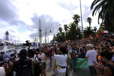 Barselona (ESP), İspanya 31 Ağustos 2025 - Halk, şimdiye kadar Filistin halkı ile dayanışma içinde deniz tarafından düzenlenen en büyük uluslararası sivil eylem olan Küresel Sumud Filosunun gidişini izliyor