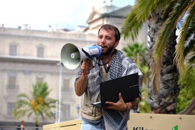 Barselona (ESP), İspanya 31 Ağustos 2025 - Halk, şimdiye kadar Filistin halkı ile dayanışma içinde deniz tarafından düzenlenen en büyük uluslararası sivil eylem olan Küresel Sumud Filosunun gidişini izliyor