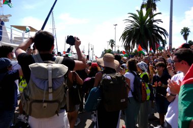 Barselona (ESP), İspanya 31 Ağustos 2025 - Halk, şimdiye kadar Filistin halkı ile dayanışma içinde deniz tarafından düzenlenen en büyük uluslararası sivil eylem olan Küresel Sumud Filosunun gidişini izliyor