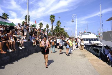 Barselona (ESP), İspanya 31 Ağustos 2025 - Halk, şimdiye kadar Filistin halkı ile dayanışma içinde deniz tarafından düzenlenen en büyük uluslararası sivil eylem olan Küresel Sumud Filosunun gidişini izliyor