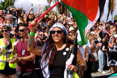 Barselona (ESP), İspanya 31 Ağustos 2025 - Halk, şimdiye kadar Filistin halkı ile dayanışma içinde deniz tarafından düzenlenen en büyük uluslararası sivil eylem olan Küresel Sumud Filosunun gidişini izliyor