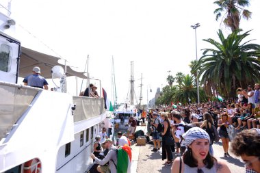 Barselona (ESP), İspanya 31 Ağustos 2025 - Halk, şimdiye kadar Filistin halkı ile dayanışma içinde deniz tarafından düzenlenen en büyük uluslararası sivil eylem olan Küresel Sumud Filosunun gidişini izliyor