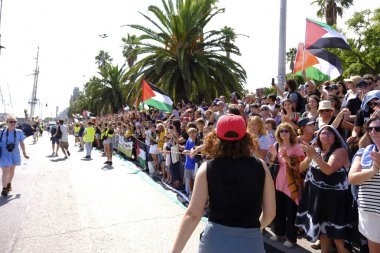 Barselona (ESP), İspanya 31 Ağustos 2025 - Halk, şimdiye kadar Filistin halkı ile dayanışma içinde deniz tarafından düzenlenen en büyük uluslararası sivil eylem olan Küresel Sumud Filosunun gidişini izliyor