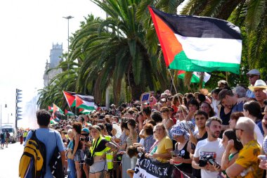 Barselona (ESP), İspanya 31 Ağustos 2025 - Halk, şimdiye kadar Filistin halkı ile dayanışma içinde deniz tarafından düzenlenen en büyük uluslararası sivil eylem olan Küresel Sumud Filosunun gidişini izliyor