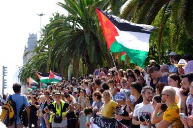 Barselona (ESP), İspanya 31 Ağustos 2025 - Halk, şimdiye kadar Filistin halkı ile dayanışma içinde deniz tarafından düzenlenen en büyük uluslararası sivil eylem olan Küresel Sumud Filosunun gidişini izliyor