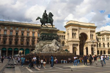 Milan (İtalya), 08 / 29 / 2025 - Milan / İtalya / Piazza del Duomo - Milano 'daki Piazza del Duomo' da büyük bir turizm hareketi var ve şehrin en önemli turistik merkezlerinden biri. (Edson de souza 2nci bölüm))      