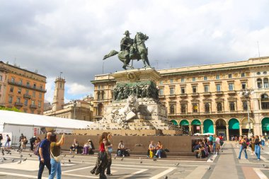Milan (İtalya), 08 / 29 / 2025 - Milan / İtalya / Piazza del Duomo - Milano 'daki Piazza del Duomo' da büyük bir turizm hareketi var ve şehrin en önemli turistik merkezlerinden biri. (Edson de souza 2nci bölüm))      