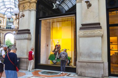 Milan (İtalya) - 08 / 29 / 2025: Galleria Vittorio Emanuele II, 