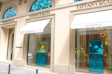 Milan (İtalya), 08 / 29 / 2025 - tanınmış markalar / Milan - 29 Ağustos 2025 Cuma günü şehir merkezindeki tasarımcı dükkanlarına bakmaktadır. (Edson De Souza / Yeniler 2)   