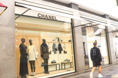 Milan (İtalya), 08 / 29 / 2025 - tanınmış markalar / Milan - 29 Ağustos 2025 Cuma günü şehir merkezindeki tasarımcı dükkanlarına bakmaktadır. (Edson De Souza / Yeniler 2)   