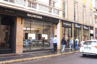 Milan (İtalya), 08 / 29 / 2025 - tanınmış markalar / Milan - 29 Ağustos 2025 Cuma günü şehir merkezindeki tasarımcı dükkanlarına bakmaktadır. (Edson De Souza / Yeniler 2)   