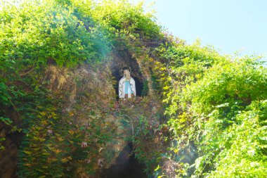 Milan (İtalya), 08 / 30 / 2025 - Santa Maria di Lourdes / Milan Dini / Kilisesi - bina 1897 ve 1902 yılları arasında inşa edildi ve kilise 1925 yılında cemaat statüsüne yükseltildi. (Edson de souza 2nci bölüm)) 