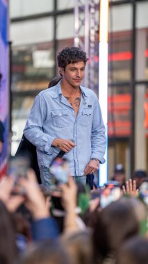 29 Ağustos 2025, Rockefeller Plaza, New York, ABD: şarkıcı-söz yazarı Tucker Pillsbury, rol modeli olarak bilinir, bu sabah rockefeller plazasını aydınlattı. (Jorge Estrellado / the new ws2)