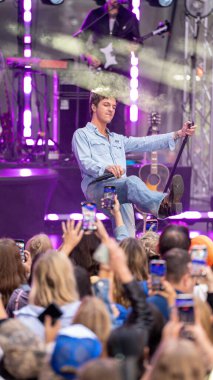 29 Ağustos 2025, Rockefeller Plaza, New York, ABD: şarkıcı-söz yazarı Tucker Pillsbury, rol modeli olarak bilinir, bu sabah rockefeller plazasını aydınlattı. (Jorge Estrellado / the new ws2)