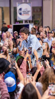 29 Ağustos 2025, Rockefeller Plaza, New York, ABD: şarkıcı-söz yazarı Tucker Pillsbury, rol modeli olarak bilinir, bu sabah rockefeller plazasını aydınlattı. (Jorge Estrellado / the new ws2)