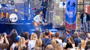29 Ağustos 2025, Rockefeller Plaza, New York, ABD: şarkıcı-söz yazarı Tucker Pillsbury, rol modeli olarak bilinir, bu sabah rockefeller plazasını aydınlattı. (Jorge Estrellado / the new ws2)