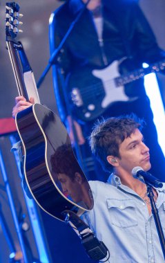 29 Ağustos 2025, Rockefeller Plaza, New York, ABD: şarkıcı-söz yazarı Tucker Pillsbury, rol modeli olarak bilinir, bu sabah rockefeller plazasını aydınlattı. (Jorge Estrellado / the new ws2)