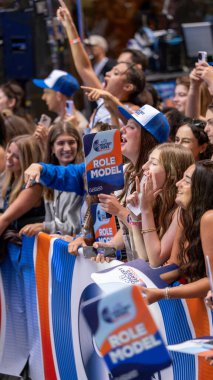 29 Ağustos 2025, Rockefeller Plaza, New York, ABD: şarkıcı-söz yazarı Tucker Pillsbury, rol modeli olarak bilinir, bu sabah rockefeller plazasını aydınlattı. (Jorge Estrellado / the new ws2)