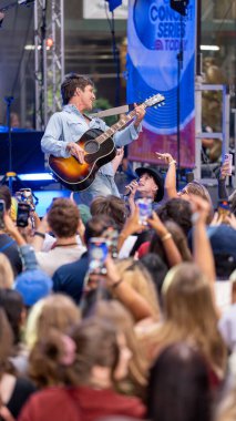29 Ağustos 2025, Rockefeller Plaza, New York, ABD: şarkıcı-söz yazarı Tucker Pillsbury, rol modeli olarak bilinir, bu sabah rockefeller plazasını aydınlattı. (Jorge Estrellado / the new ws2)