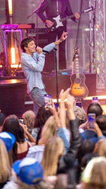 29 Ağustos 2025, Rockefeller Plaza, New York, ABD: şarkıcı-söz yazarı Tucker Pillsbury, rol modeli olarak bilinir, bu sabah rockefeller plazasını aydınlattı. (Jorge Estrellado / the new ws2)