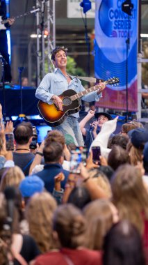29 Ağustos 2025, Rockefeller Plaza, New York, ABD: şarkıcı-söz yazarı Tucker Pillsbury, rol modeli olarak bilinir, bu sabah rockefeller plazasını aydınlattı. (Jorge Estrellado / the new ws2)