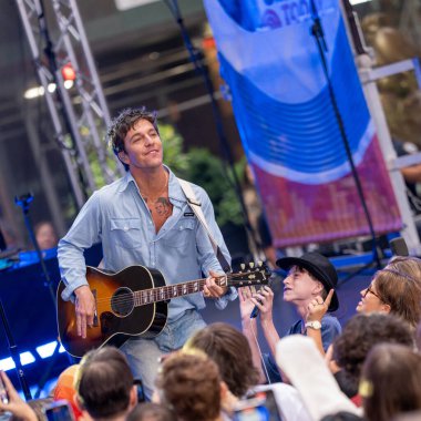 29 Ağustos 2025, Rockefeller Plaza, New York, ABD: şarkıcı-söz yazarı Tucker Pillsbury, rol modeli olarak bilinir, bu sabah rockefeller plazasını aydınlattı. (Jorge Estrellado / the new ws2)