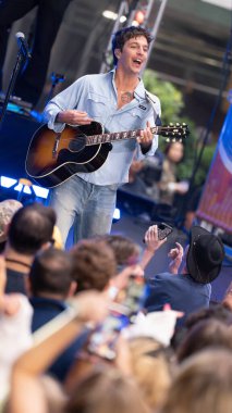 29 Ağustos 2025, Rockefeller Plaza, New York, ABD: şarkıcı-söz yazarı Tucker Pillsbury, rol modeli olarak bilinir, bu sabah rockefeller plazasını aydınlattı. (Jorge Estrellado / the new ws2)