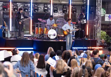 29 Ağustos 2025, Rockefeller Plaza, New York, ABD: şarkıcı-söz yazarı Tucker Pillsbury, rol modeli olarak bilinir, bu sabah rockefeller plazasını aydınlattı. (Jorge Estrellado / the new ws2)