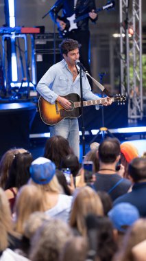 29 Ağustos 2025, Rockefeller Plaza, New York, ABD: şarkıcı-söz yazarı Tucker Pillsbury, rol modeli olarak bilinir, bu sabah rockefeller plazasını aydınlattı. (Jorge Estrellado / the new ws2)