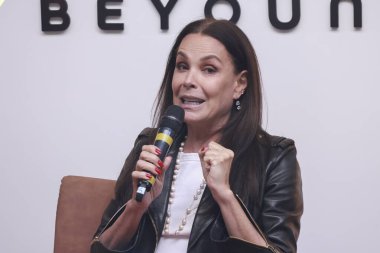 Sao Paulo (SP) - Oyuncu ve sunucu Carolina Ferraz, Karol Pinheiro (CMO Beyong) ve gazeteci ve sunucu Cris Guterres, Beyoung markası tarafından desteklenen yeni bir perspektif altındaki bir sohbete katıldılar. (leco viana\ yeni2))  