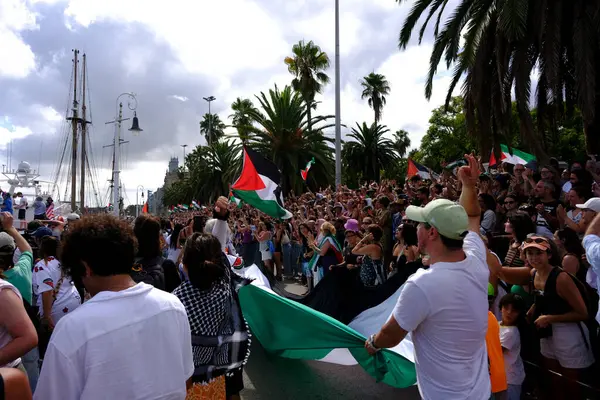Barselona (ESP), İspanya 31 Ağustos 2025 - Halk, şimdiye kadar Filistin halkı ile dayanışma içinde deniz tarafından düzenlenen en büyük uluslararası sivil eylem olan Küresel Sumud Filosunun gidişini izliyor