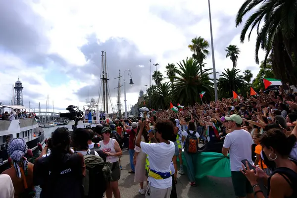 Barselona (ESP), İspanya 31 Ağustos 2025 - Halk, şimdiye kadar Filistin halkı ile dayanışma içinde deniz tarafından düzenlenen en büyük uluslararası sivil eylem olan Küresel Sumud Filosunun gidişini izliyor