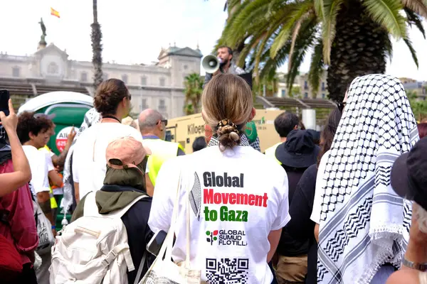 Barselona (ESP), İspanya 31 Ağustos 2025 - Halk, şimdiye kadar Filistin halkı ile dayanışma içinde deniz tarafından düzenlenen en büyük uluslararası sivil eylem olan Küresel Sumud Filosunun gidişini izliyor