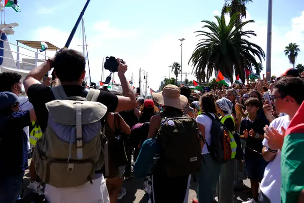 Barselona (ESP), İspanya 31 Ağustos 2025 - Halk, şimdiye kadar Filistin halkı ile dayanışma içinde deniz tarafından düzenlenen en büyük uluslararası sivil eylem olan Küresel Sumud Filosunun gidişini izliyor