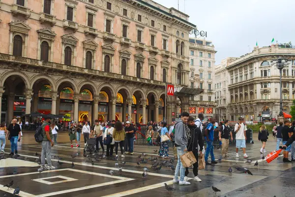 Milan (İtalya), 08 / 29 / 2025 - Milan / İtalya / Piazza del Duomo - Milano 'daki Piazza del Duomo' da büyük bir turizm hareketi var ve şehrin en önemli turistik merkezlerinden biri. (Edson de souza 2nci bölüm))      