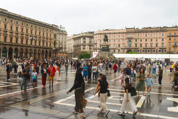 Milan (İtalya), 08 / 29 / 2025 - Milan / İtalya / Piazza del Duomo - Milano 'daki Piazza del Duomo' da büyük bir turizm hareketi var ve şehrin en önemli turistik merkezlerinden biri. (Edson de souza 2nci bölüm))      